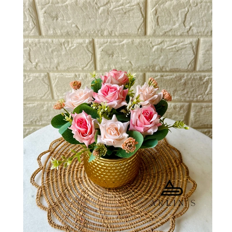 rose flower setup on golden tub