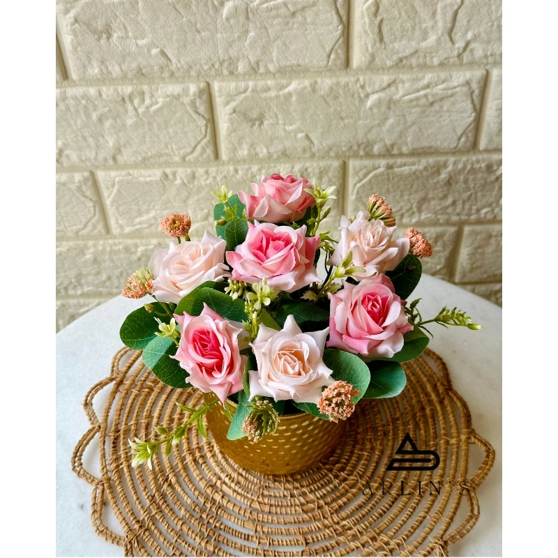 rose flower setup on golden tub