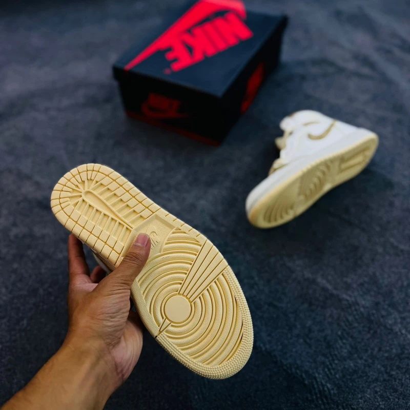 Jordan 1 Retro High OG - Image 3