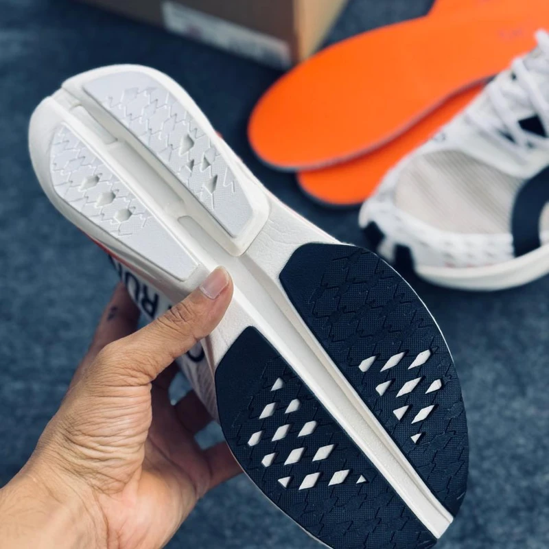 On Cloudboom strike - Image 3