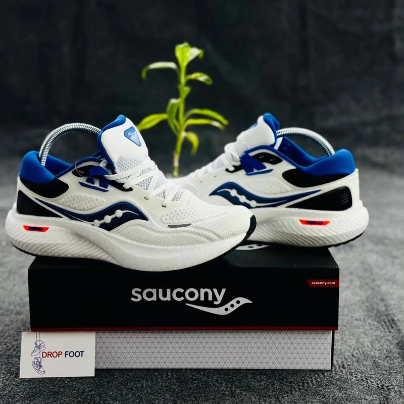 SAUCONY