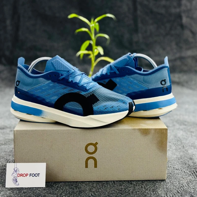 ON CLOUDEBOOM STRIKE