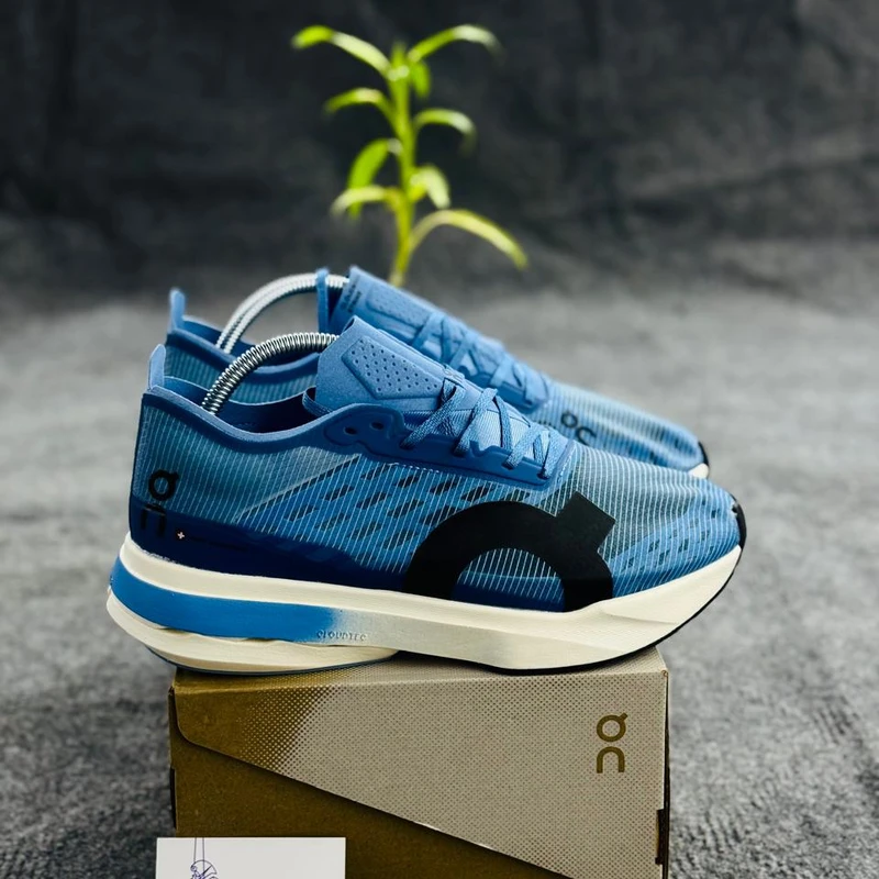 ON CLOUDEBOOM STRIKE