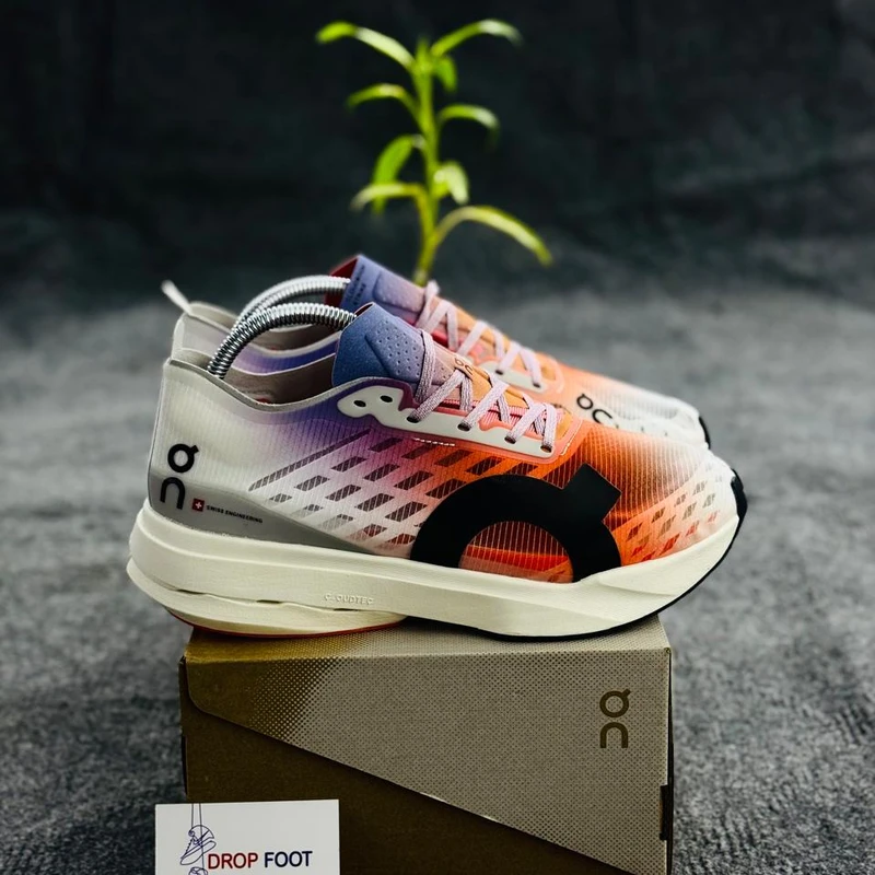 ON CLOUDEBOOM STRIKE