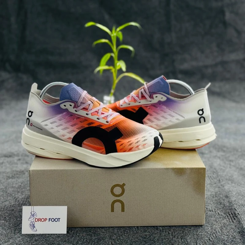 ON CLOUDEBOOM STRIKE