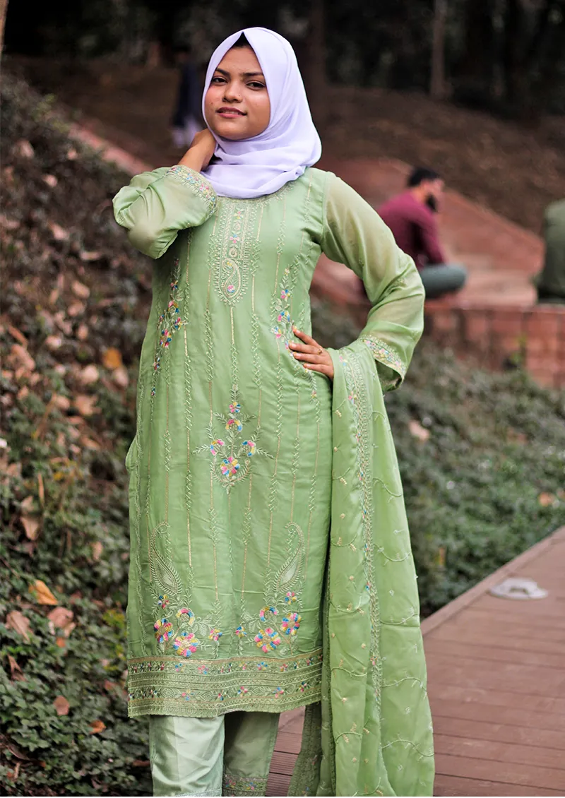 আলিজা প্রিমিয়াম থ্রিপিস – আভিজাত্য ও সৌন্দর্যের নিখুঁত সংমিশ্রণ