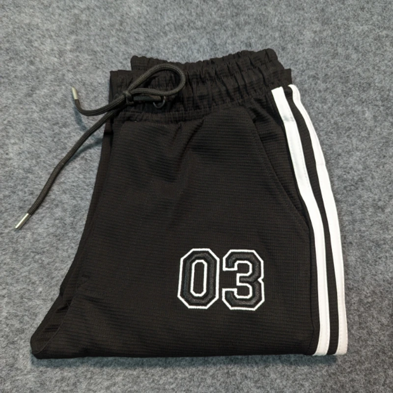 Men’s Relaxed Fit joggers in Black