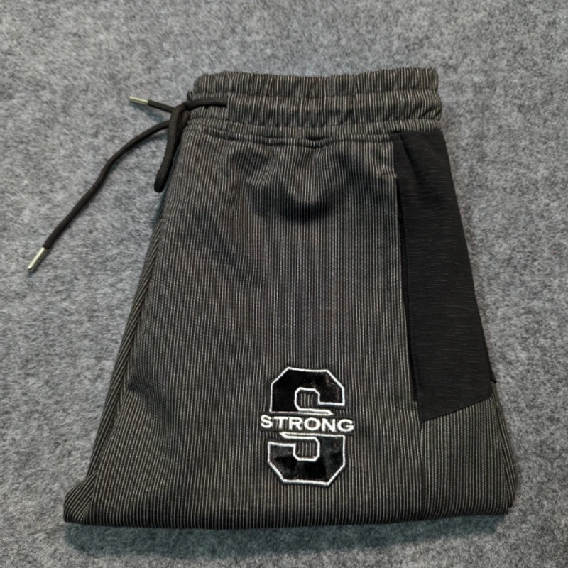 Men’s Relaxed Fit joggers in Black