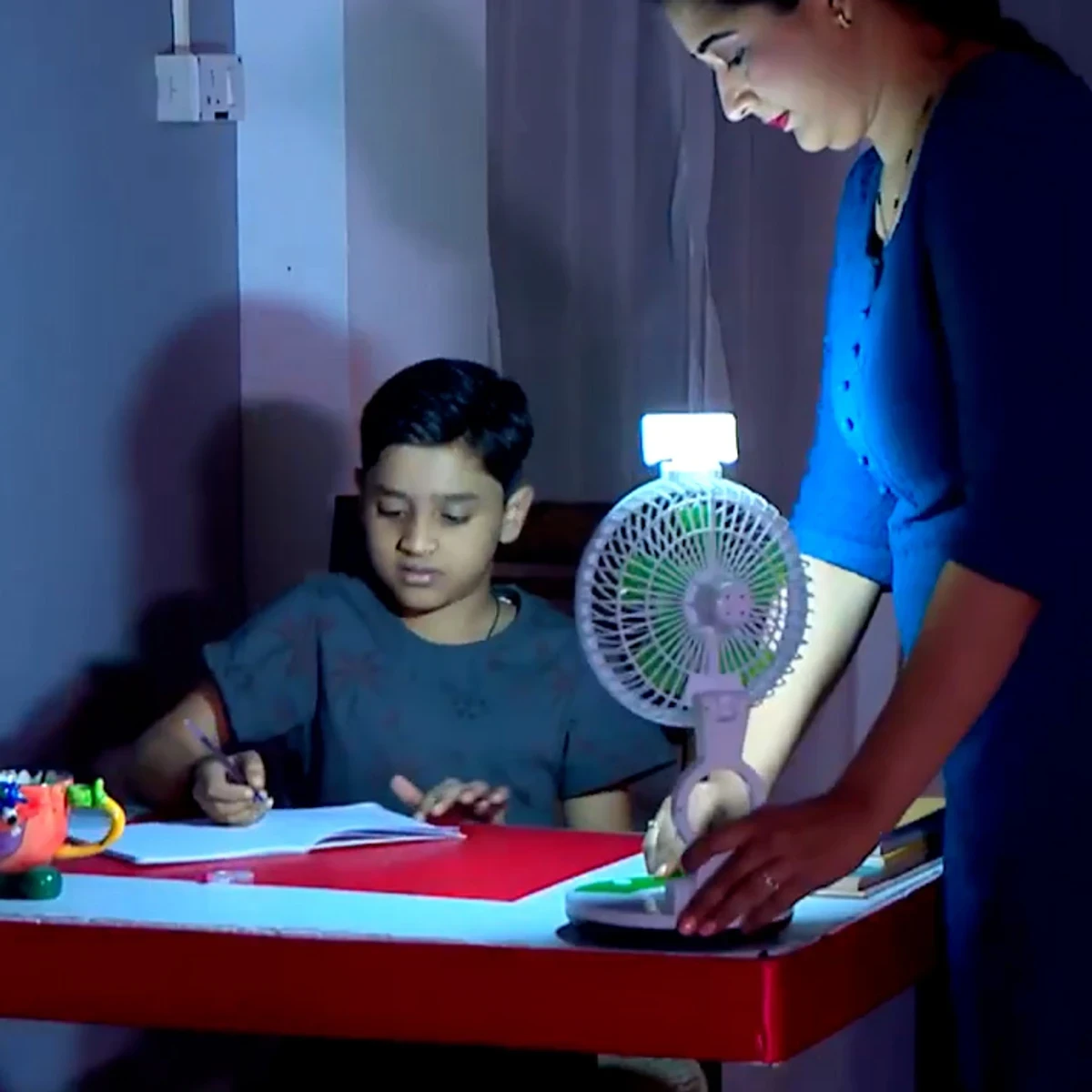 TABLE FAN WITH LED LIGHT ( RECHARGEABLE ) - Thumbnail 4