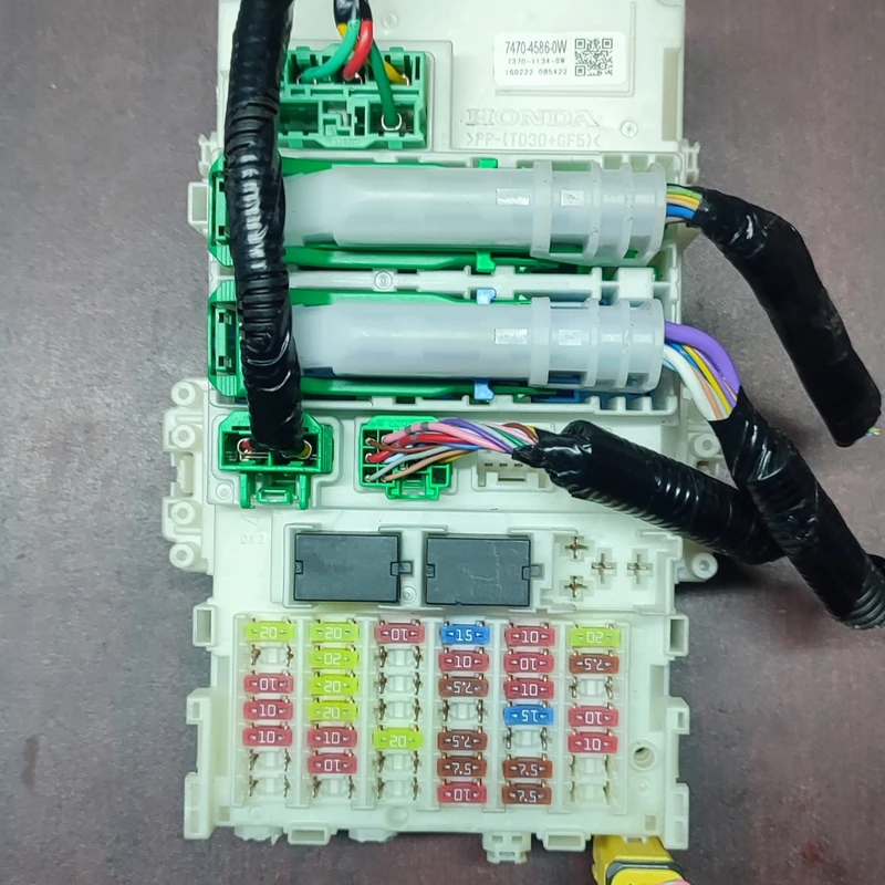 7470-4586-0W  HONDA FUSE BOX