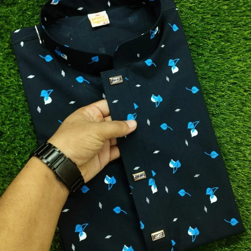 কালোর মধ্যে নীল পাতা