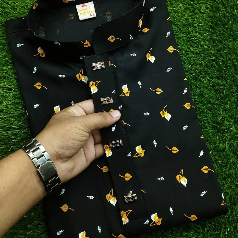 কালোর মধ্যে হলুদ পাতা