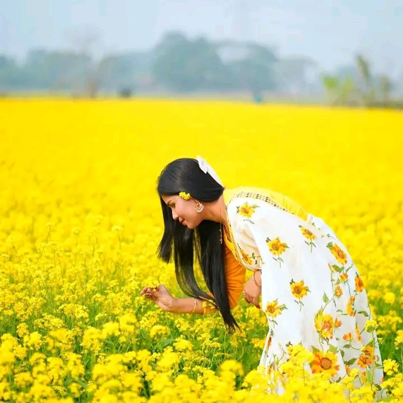 বসন্ত উৎসবের জন্য আদর্শ হাফ সিল্ক সানফ্লাওয়ার শাড়ি - আপনার স্টাইলে নতুন মাত্রা যোগ করুন" - Image 5