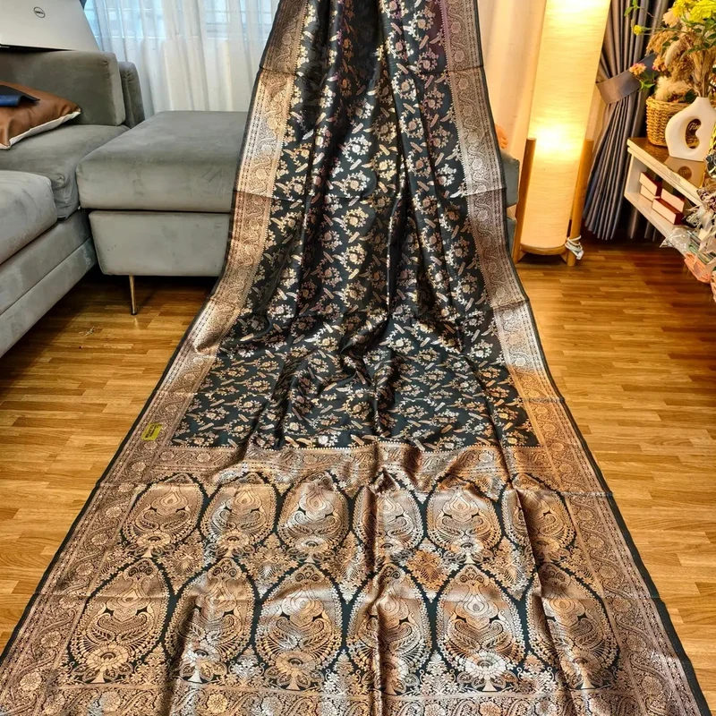 ইন্ডিয়ান কাতান শাড়ি।