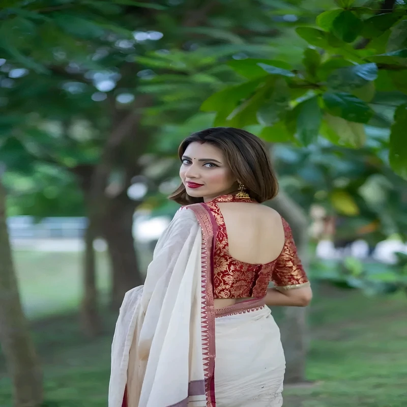 পিওর আড়ংয়ের কটন নকশি পাড় শাড়ি | ক্লাসিক এবং আরামদায়ক - Image 3