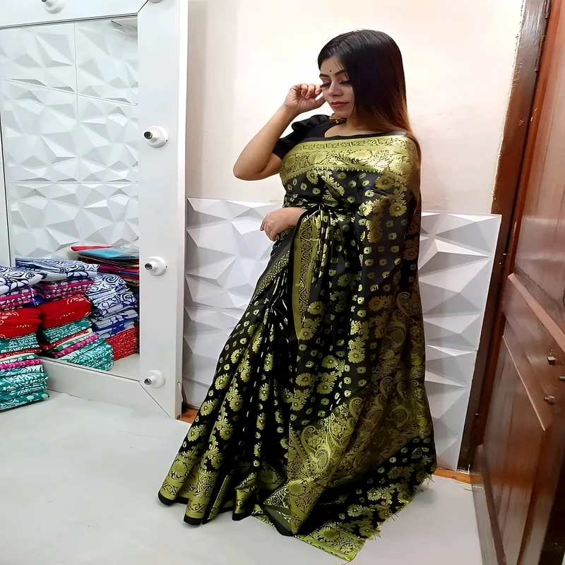 কালো-সোনালি সিল্ক কাতান শাড়ি |
