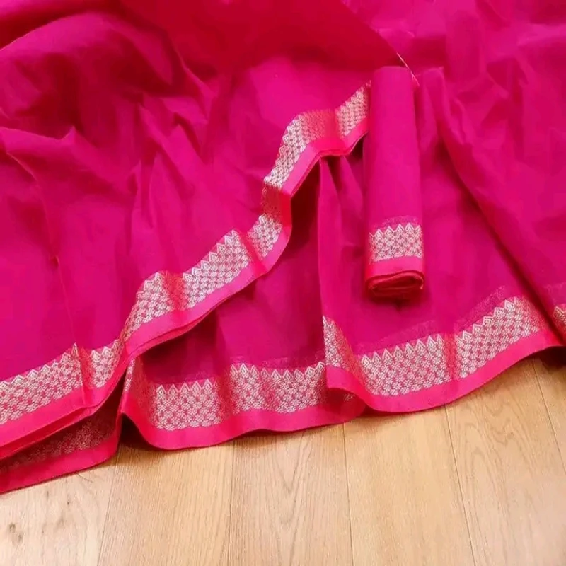 গোলাপি রঙের আরামদায়ক আধুনিক হাফ সিল্ক শাড়ি