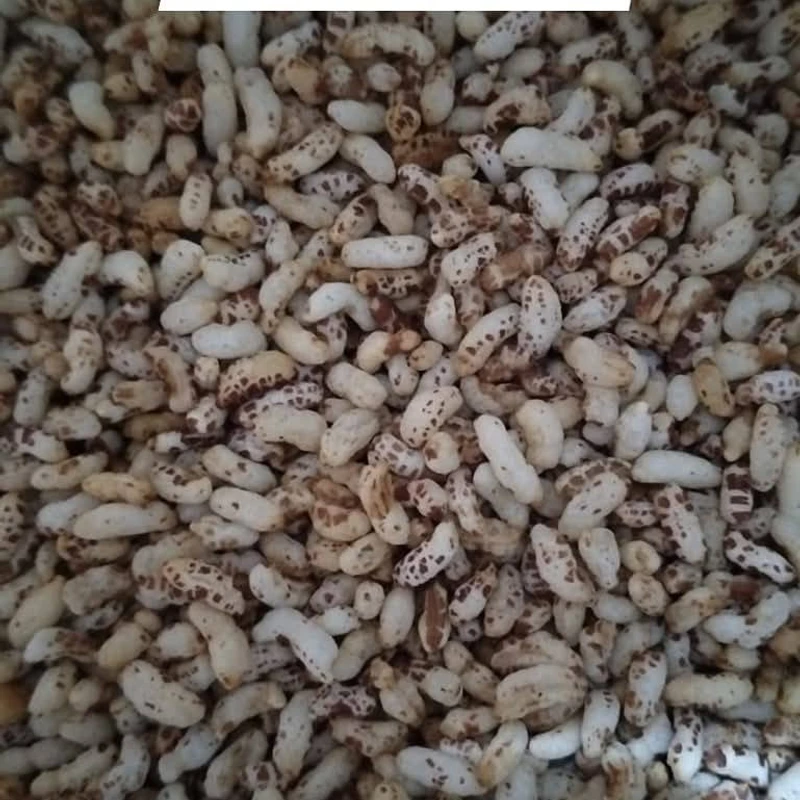 হাতে ভাজা লাল মুড়ি