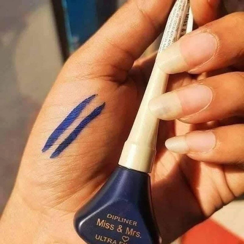 Miss & Mrs Eyeliner - Image 3